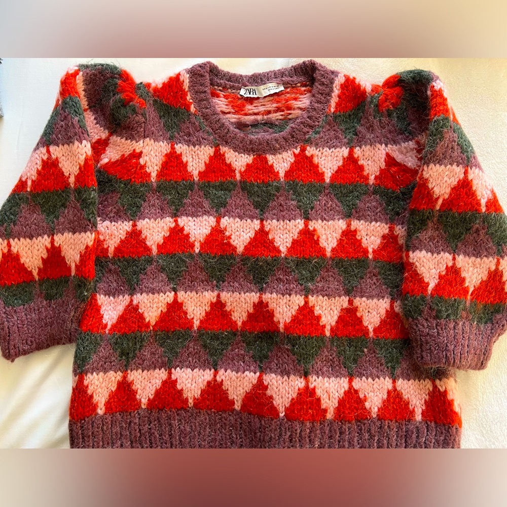Crew Neck Sweater with Geometric Pattern. Puffed sleeves